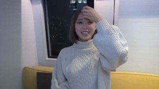 想要爸爸抱！极品尤物美女！小背心居家自慰，多毛嫩穴扒开，振动棒疯狂抽插，爽的淫水直流